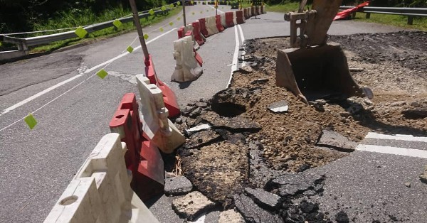 金马仑柏道至巴登威利路段路崩区域已在进行修建中,全面禁止通车。