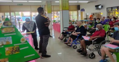 卫生局牙科组    为三娘350老人检查牙齿