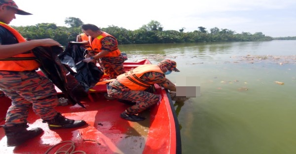 搜救队在离案发地点约6公里河岸寻获华青尸体。（圖由消拯局提供）