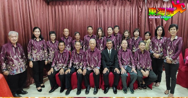 关丹琼崖公会第25届理事会全体理事及妇女组成员与宣誓嘉宾陶启顺（前排左4）合影。