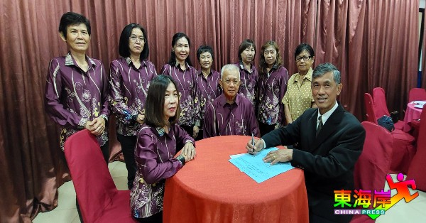 陶启顺（坐右起）在陶启联陪同下，为由李信桦领导的妇女组签署监誓书。