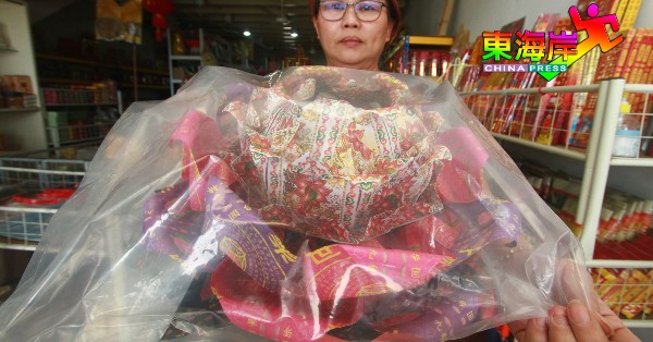 盛丽珠展示主妇折纸往生莲花供品结缘的经济实惠祭祀供品。