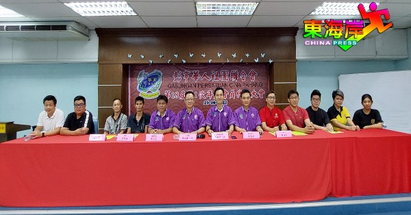 新旧正副总团长饶富财（左5）、陈大兴、李政业及黄志安，与赴会参与实体大会的各属会代表。
