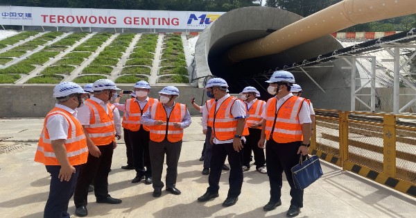 唐锐公使赴中国交建东海岸铁路计划云顶隧道TBM施工现场，听取项目进展情况介绍。