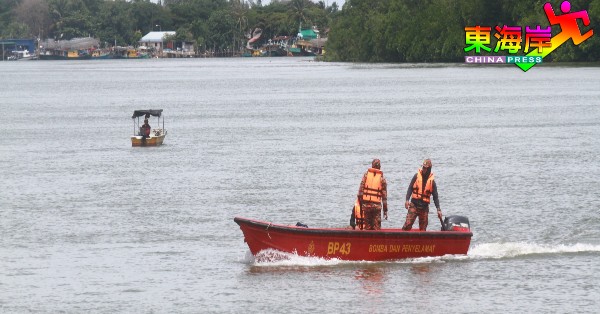 消拯搜救队乘船在关丹河展开搜找行动。