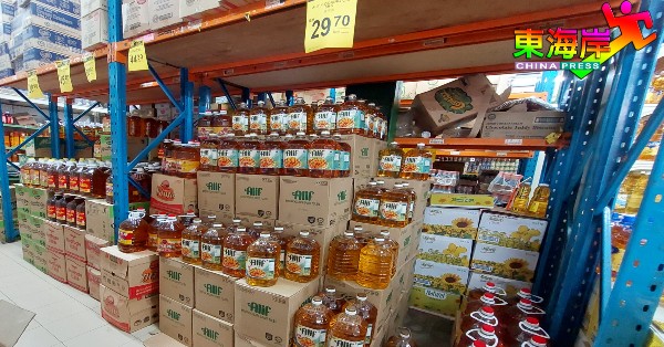 原本市价低至30令吉的5公斤瓶罐装纯棕油食用油零售价，料将上涨至少10令吉。