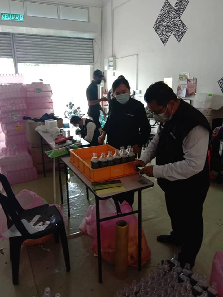 关丹县卫生局发动大型突检食店行动，73家食店被取缔开罚。