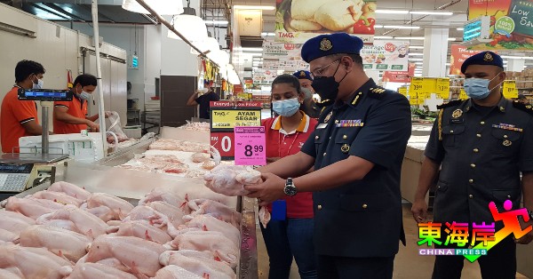 拉兹（右2）亲自巡查超市出售的顶价鸡价格。
