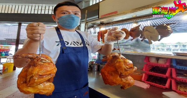 张钦胜展示因来货成本不断调涨，烧鸡制作成本也加重。