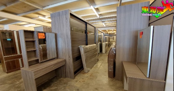 人造板类橱柜家具成了消费者继昂贵实木家具之后的另一种选择。