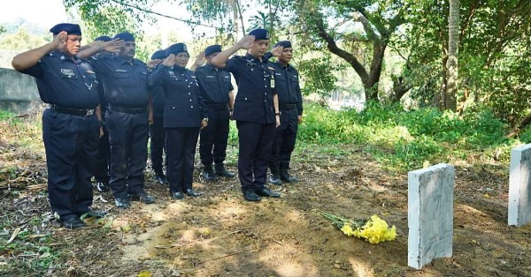 谢志超助理警监（左4）率领同僚向Bad警犬墓前作最后致敬。
