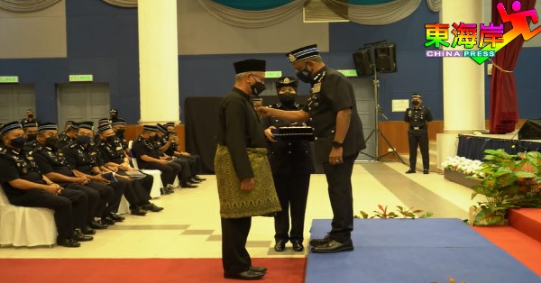 彭州261名退休警官警员获颁发“国家英雄功勋奖章”，由南利（右）主持颁发仪式。
