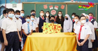 亲善访新村学校  彭王储与师生互动剪纸乐