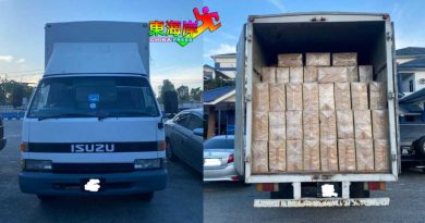 警拦截货卡轿车 起私烟 扣2男