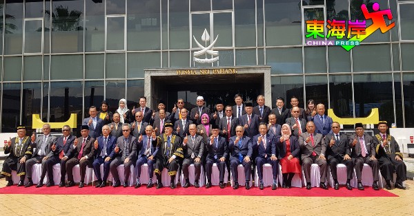 旺罗斯迪（坐者左9）率同正副议长、州秘书、州财政等人，与州行政议员、朝野议员完成休会大合照。