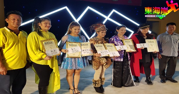 蔡永祥（右）在叶俊明（左）陪同下，与前5获奖歌手合影，左2起法芝琳、陈彦彤、敖恺恩、叶婉晶及张嘉英。
