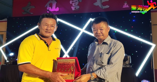 叶俊明（左）赠送纪念牌匾予开幕人蔡永祥。