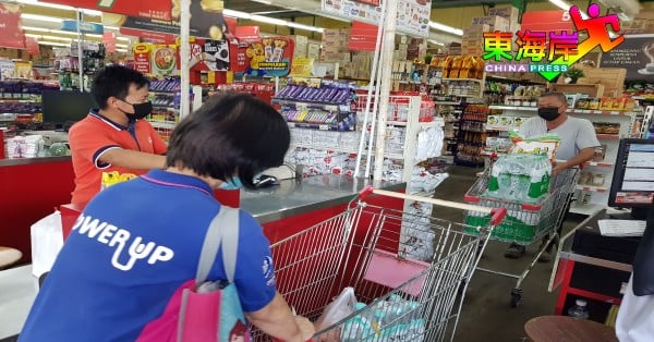 民众为了食用水，纷纷扑往超市大量抢购饮水用。