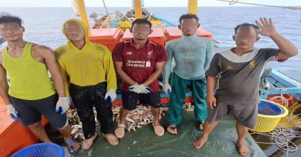 5名无工作准证的泰籍舵手渔民，连同700公斤鱼获被拘捕。