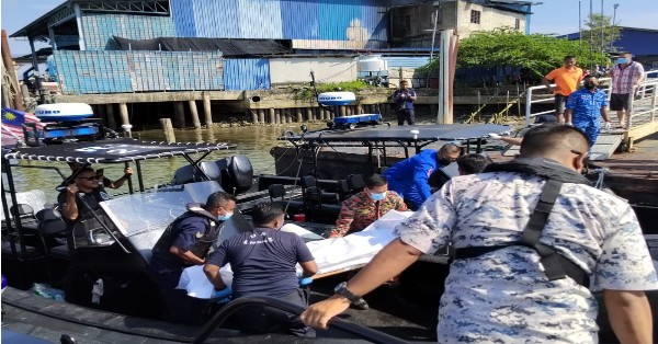 大马海事执法机构协助将坠海没顶渔民遗体打捞上岸，以鉴定死者身分。