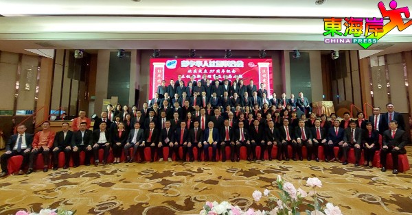 彭亨华人社团联合会欢庆成立37周年纪念三机构新届理事及各局小组员，与大会贵宾大合照。