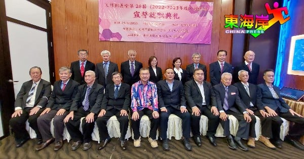 蔡世才（前排左6）率领关丹积善堂第28届理事会成员，与监誓嘉宾黄崇洸合影。