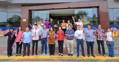 彭中华总商会 彭亨木业公会   闹市分发国旗 迎国庆65周年