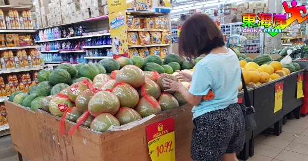 消费者已开始依据需求，到超市挑选柚子应节。