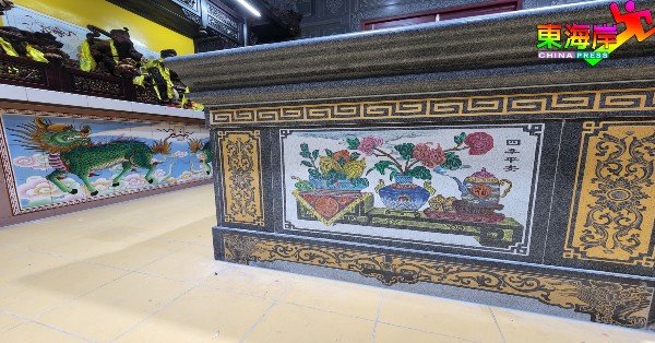 殿中台架皆换上充分中华民族气息的艺术陶砖。