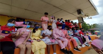 直凉华侨中学庆大马日      师生穿民族服饰赴会