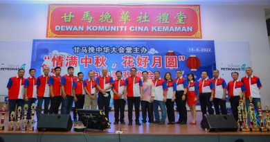 近千各族市民同欢享美食    甘马挽华堂   热闹庆中秋