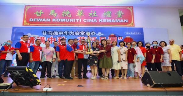 苏国贤（左7）颁发摊位创意设计奖冠军奖杯与奖金予获奖得主甘马挽福建会馆代表。