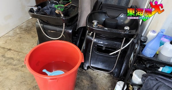 美发业者被迫以大塑桶储水，以应付冲洗头发服务所需。