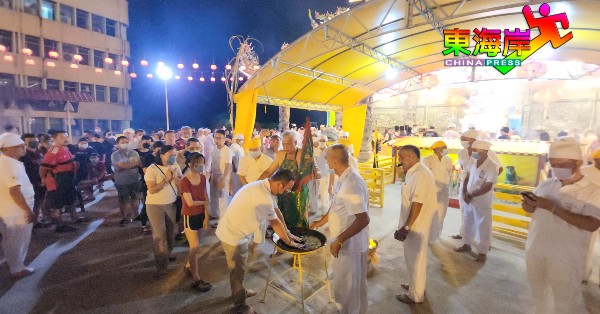 民众们依秩排队参与关丹斗母宫疫后首场“过油锅”祈福仪式。