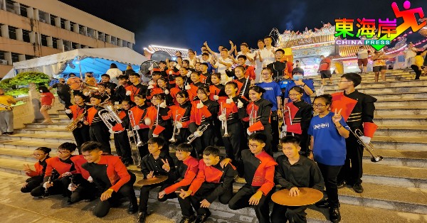 黄崇洸（后排中）率同理事会成员感谢关丹丹那布爹国民型华文中学铜乐队学生们为庙庆献艺。