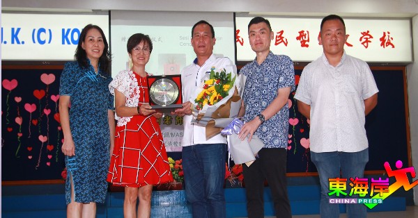 蔡世才（左3）代表校方3机构、校友会赠送纪念品予黄鸣丽，左起丘月清、郭大雄及石传伟。