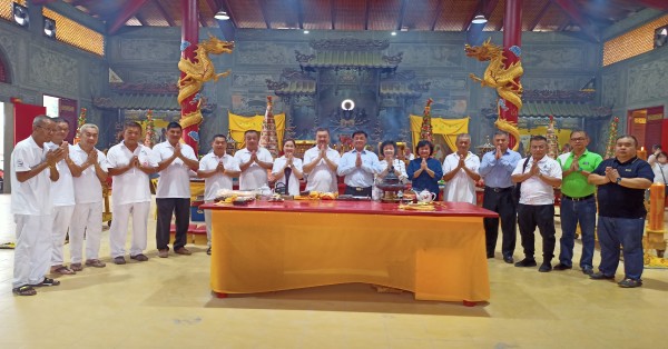 黄崇洸（左9）率同理事成员陪同方天兴等来宾进香敬神。