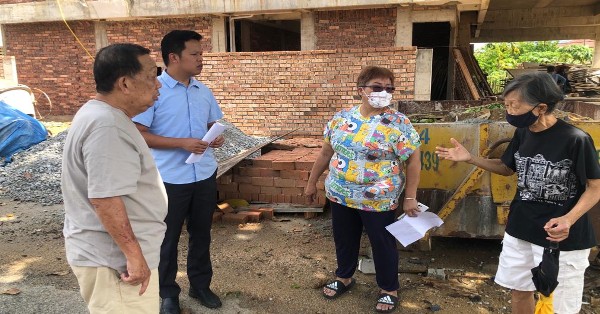 居民向陈俊广（左2）投诉苦等多时，发现及不满政府发放水灾援助金有差别对待。