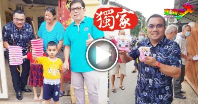 巫统领袖与庙庆中秋   派近2000月饼和灯笼