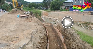 文冬市旺区河边崩塌  商家要求抢修后美化