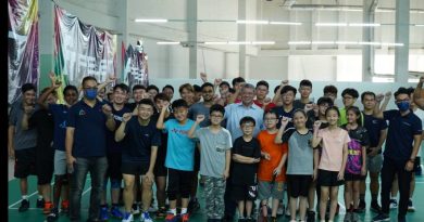 “羽翼飞起”羽球赛     60参赛者  争荣誉