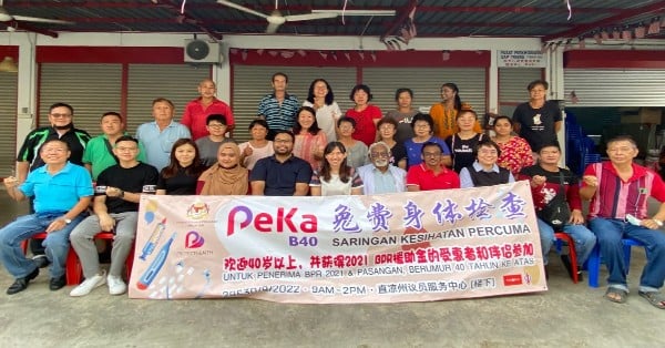 《PekaB40免费身体检查》活动圆满结束，工委大与医疗团队合摄，坐者左起梁志、谭伟富、谭莉燕、梁耀雯（左6）及陈朝松（右）。