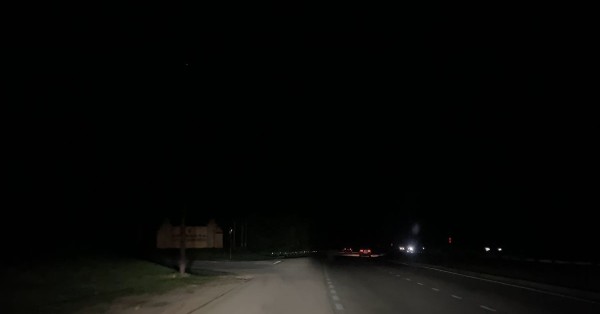 靠近关丹士满慕华校路口路灯失灵逾2个月不获维修，夜间四周一片黑暗，易酿车祸。