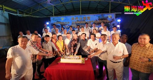 关丹斗母宫全体理事成员与嘉宾们共切庆祝周年纪蛋糕。