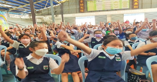 学生们在英文会话工作坊上，踊跃地学习以英文为交流媒界语。