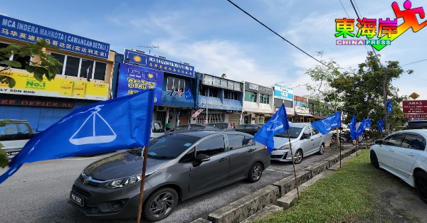 马华英迪拉马哥打区会党所已在第一时间，挂上国阵标志旗帜，为全国大选作好应战准备。