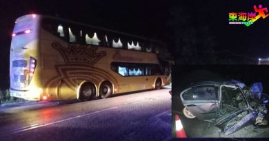 轿车与巴士相撞 辅警被夹毙