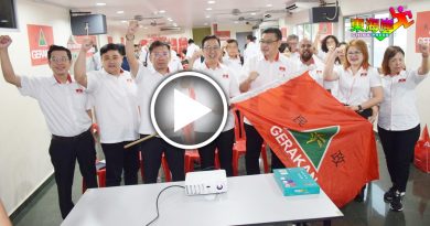 彭民政 战 5州席  刘华才宣布了