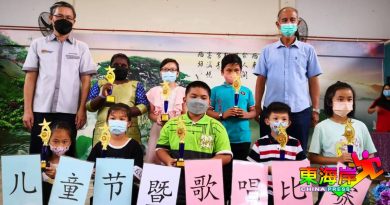 唐华：望校务及学生的表现  更上一层楼