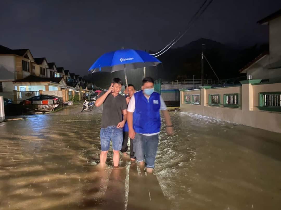 关丹下大雨四处积水郭大雄团队出动助民 中国报eastcoast China Press